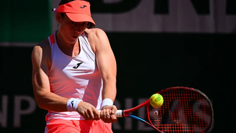 Fotografija: Eden največjih uspehov slovenskega tenisa je uprizorila Konjičanka Tamara Zidanšek. V osmini finala OP Francije je s 7:6 (4) in 6:1 premagala Romunko Sorano Cirstea in se kot prva v samostojni Sloveniji uvrstila med najboljšo osmerico turnirja za grand slam. To ji je uspelo na pesku Roland-Garrosa, kjer je leta 1977 zmagala Mima Jaušovec, tudi finalistka leta 1983. FOTO: Martin Bureau/Afp