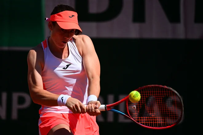Eden največjih uspehov slovenskega tenisa je uprizorila Konjičanka Tamara Zidanšek. V osmini finala OP Francije je s 7:6 (4) in 6:1 premagala Romunko Sorano Cirstea in se kot prva v samostojni Sloveniji uvrstila med najboljšo osmerico turnirja za grand slam. To ji je uspelo na pesku Roland-Garrosa, kjer je leta 1977 zmagala Mima Jaušovec, tudi finalistka leta 1983. FOTO: Martin Bureau/Afp