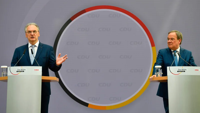 Fotografija: Ministrski predsednik Saške-Anhalta Reiner Haseloff in predsednik CDU Armin Laschet sta dan po volitvah v tej vzhodnonemški deželi več kot zadovoljna. FOTO: Tobias Schwarz/AFP