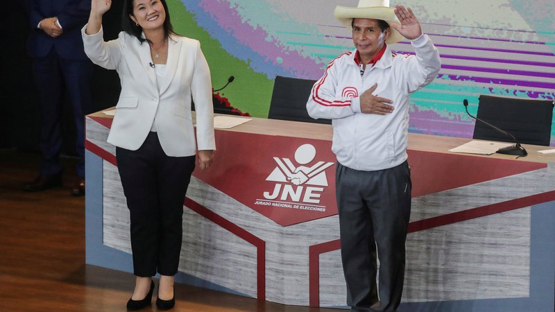 Fotografija: Perujci so izbirali med kandidatoma dveh skrajnosti: med Keiko Fujimori na skrajni desnici in Pedrom Castillom na skrajni levici.   FOTO: Sebastian Castaneda/Reuters