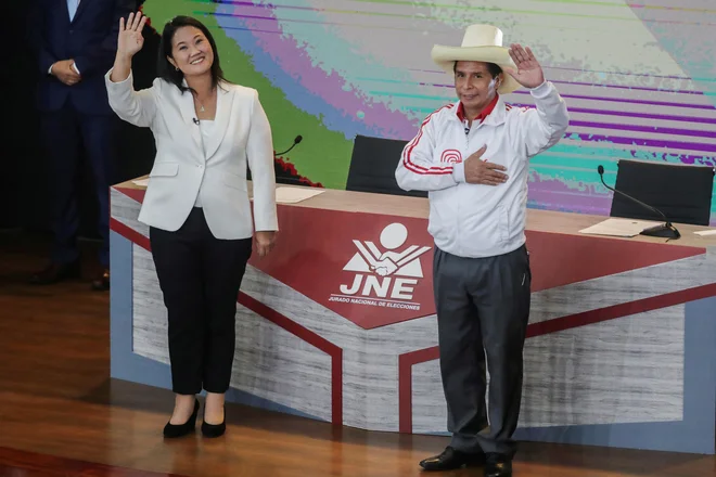 Perujci so izbirali med kandidatoma dveh skrajnosti: med Keiko Fujimori na skrajni desnici in Pedrom Castillom na skrajni levici. &nbsp;&nbsp;FOTO: Sebastian Castaneda/Reuters