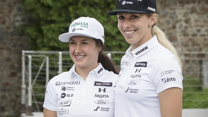 Tina Robnik in Ana Bucik se veselita tako nove sezone kot tudi prihajajočih morskih počitnic. FOTO: Jure Eržen/Delo