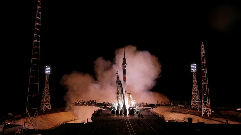 Fotografija: Bezos bo poletel v vesolje ob 52. obletnici prvega pristanka človeka na Luni misije ameriške vesoljske agencije Nasa Apollo 11. Fotografija je simbolična. FOTO: Maxim Shemetov/Reuters