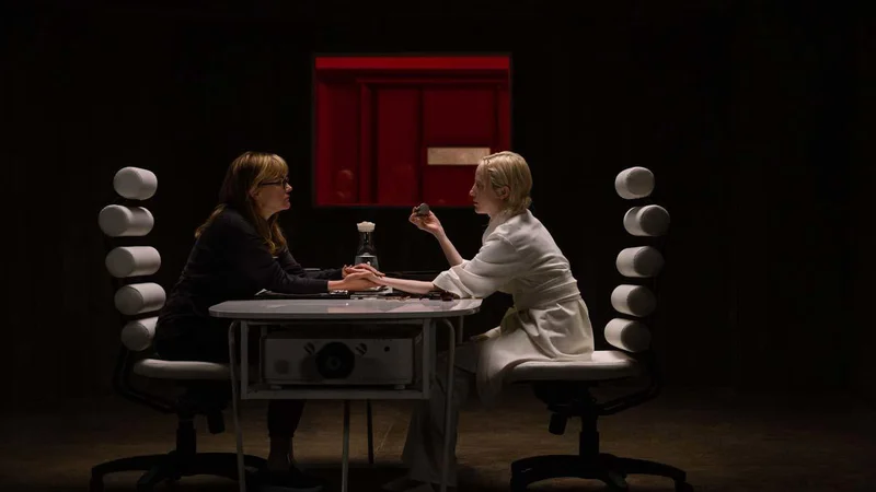 Fotografija: Šefica (Jennifer Jason Leigh) se polasti najete morilke (Andrea Riseborough), ta pa se polasti duš tekmecev v surovem korporativnem svetu v filmu Brandona Cronenberga Polaščevalka. Foto Amanda Matlovich