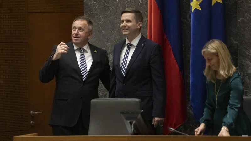 Fotografija: Zdravko Počivalšek (levo) je kljub dvema spodletelima poskusoma zamenjave Igorja Zorčiča svojo stranko obvestil, da se ne bo vrnil v DZ, s čimer bi izrinil nadomestnega poslanca Gregorja Židana. FOTO: Voranc Vogel/Delo