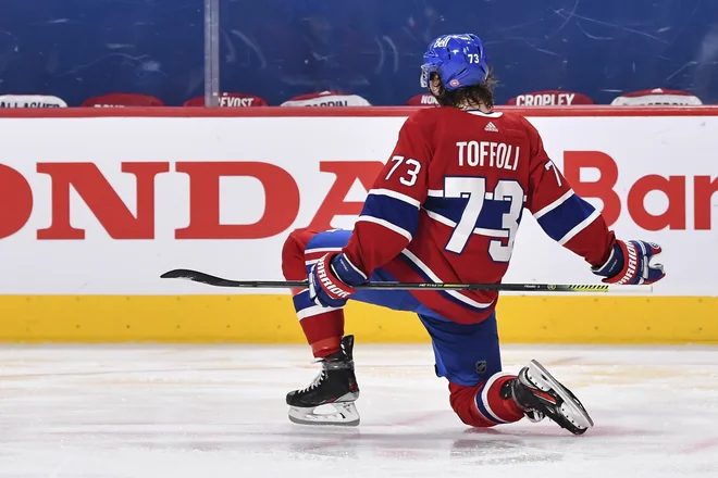 Junak je bil kot že na prejšnjem obračunu pred 2500 domačimi gledalci Tyler Toffoli, nekdanji soigralec Anžeta Kopitarja pri ekipi Los Angeles Kings. FOTO: Minas Panagiotakis/AFP
