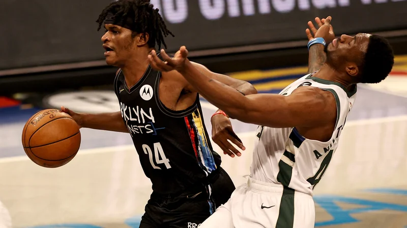 Fotografija: Alize Johnson (z žogo) in Thanasis Antetokounmpo med drugo tekmo v New Yorku. FOTO: Elsa/AFP
