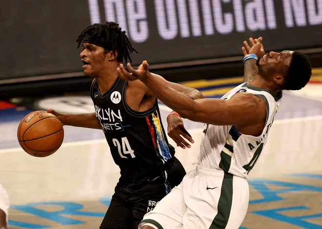 Alize Johnson (z žogo) in Thanasis Antetokounmpo med drugo tekmo v New Yorku. FOTO: Elsa/AFP