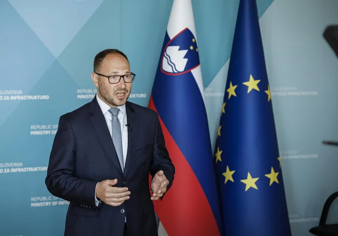 Slovenija bo v času predsedovanja svetu EU na področju prometa sledila dvema glavnima ciljema, trajnosti in odpornosti, je napovedal Jernej Vrtovec, minister za infrastrukturo. FOTO: Jože Suhadolnik/Delo