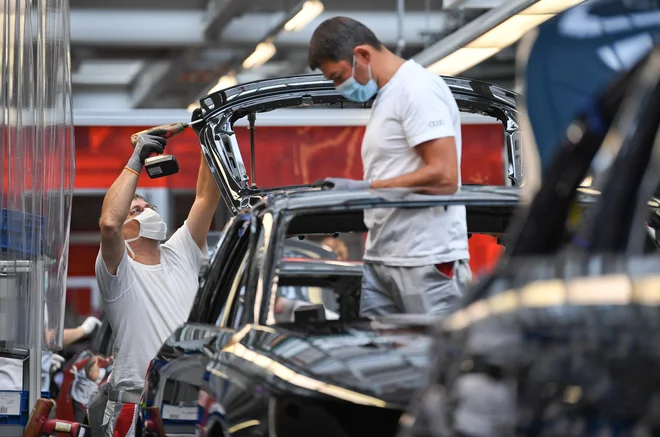 Nemčija bi po ocenah okoljskega think-tanka Agora morala do leta 2045 v celoti elektrificirati vozni park. FOTO: Andreas Gebert/Reuters