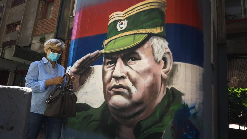 Fotografija: Vojaški poveljnik Srbov v Bosni in Hercegovini Ratko Mladić, ki je obsojen na dosmrtno zaporno kazen zaradi vojnih zločinov in genocida, je v Srbiji in delih srbskih BiH pogosta tema uličnih slikarij, njegova podoba pa krasi navijaške rekvizite. Tudi po današnji razsodbi v Haagu bo pot do sprave še dolga. FOTO: Andrej Isakovic/AFP