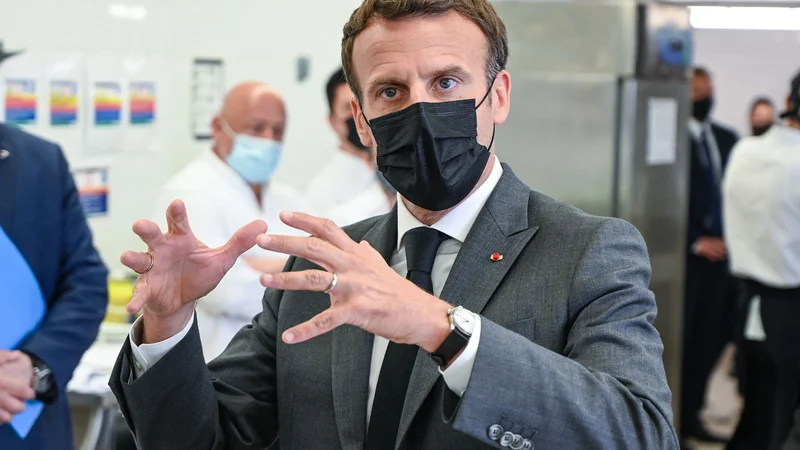 Fotografija: Emmanuel Macron se je med obiskom departmaja Drôme na jugovzhodu Francije med drugim srečal z gostinci, tema je bil povratek v normalno življenje po epidemiji novega koronavirusa. FOTO: Philippe Desmazes/AFP