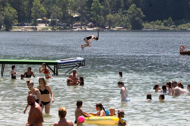 V najbolj obiskanih dneh na vrhuncu poletne sezone se lahko ob Bohinjskem jezeru zvrsti tudi do 10.000 obiskovalcev. FOTO: Igor Mali/Slovenske novice