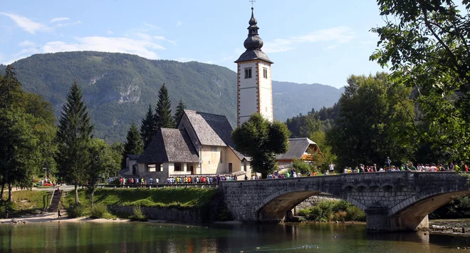 Okoli cerkve sv. Janeza Krstnika ne bo več dovoljeno postavanje v kopalkah. FOTO: Blaž Samec/Delo