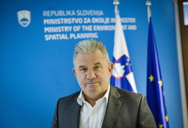 Andrej Vizjak, minister za okolje in prostor, zagotavlja, da Mop že išče rešitve za blato v spremenjeni zakonodaji. FOTO: Jože Suhadolnik/Delo