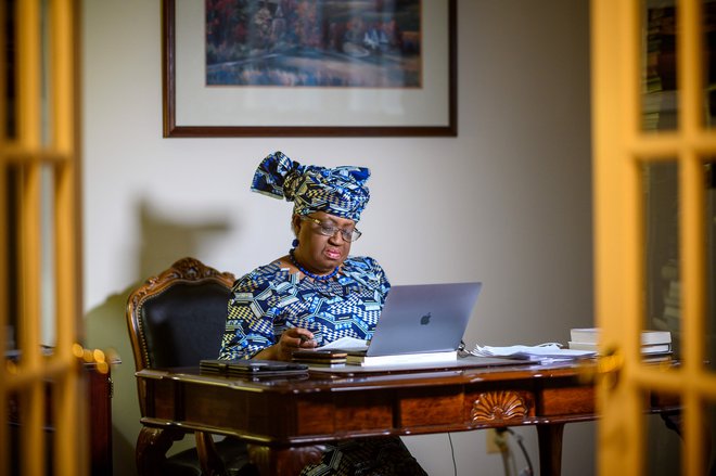 Generalna direktorica WTO Ngozi Okonjo-Iweala upa, da bodo države vprašanje patentov rešile do konca leta. Foto: Eric Baradat/ Afp