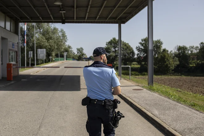 Nekateri hrvaški mediji pišejo, da Slovenija vstop Hrvaške v schengen podpira s figo v žepu. FOTO: Voranc Vogel/Delo