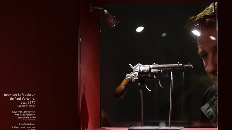 Fotografija: Pištola, s katero je Paul Verlaine ustrelil Arthurja Rimbauda. FOTO: AFP