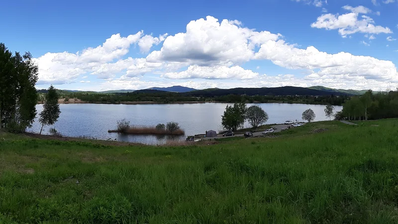 Fotografija: Umetno jezero je ena najbolj priljubljenih točk domačinov in obiskovalcev Kočevskega. FOTO: Mitja Felc/Delo