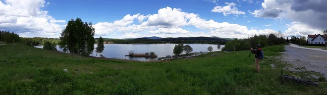 Umetno jezero je ena najbolj priljubljenih točk domačinov in obiskovalcev Kočevskega. FOTO: Mitja Felc/Delo