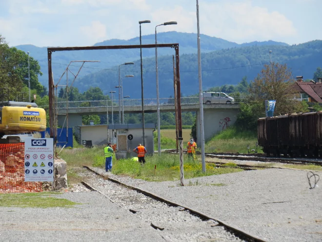 Konec meseca sledi rušenje nadvoza pri Motvozu. FOTO: Bojan Rajšek/Delo