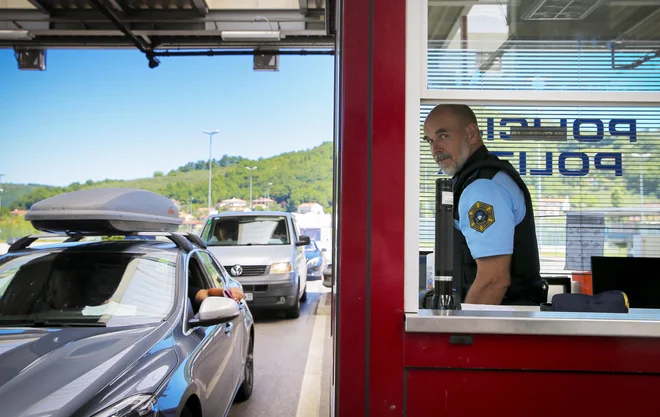 Državljani Evropske unije bodo od 1. julija lažje potovali in prehajali meje med državami članicami. FOTO: Jože Suhadolnik/Delo