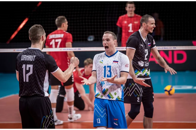 Jani Kovačič, v belem dresu, je po šestih tekmah v elitni konkurenci statistično gledano v samem vrhu prostih igralcev. FOTO: FIVB