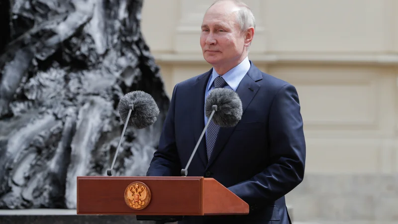 Fotografija: Predsednik države Vladimir Putin je konec prejšnjega tedna podpisal zakon, ki sodelavcem ekstremističnih skupin prepoveduje aktivno udeležbo na volitvah. FOTO: Sputnik Via Reuters