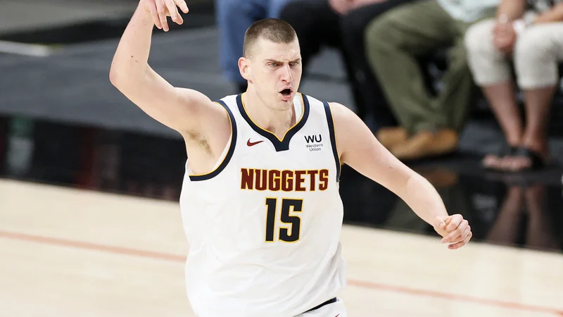 Fotografija: Srb Nikola Jokić je postal peti najkoristnejši igralec sezone NBA, ki ne prihaja iz ZDA. FOTO: Steph Chambers/AFP