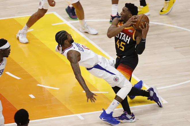 Donovan Mitchell (desno) je bil najzaslužnejši za Utahovo tesno zmago proti LA Clippers. FOTO: Jeffrey Swinger/Usa Today Sports