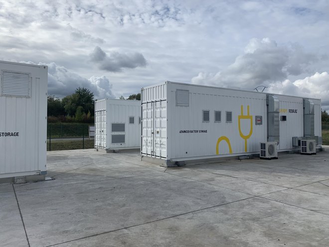 Energijski hranilniki v Renaultovi tovarni v Douaiu v Franciji, kjer uporabljajo »izrabljene« akumulatorje. FOTO: Renault
