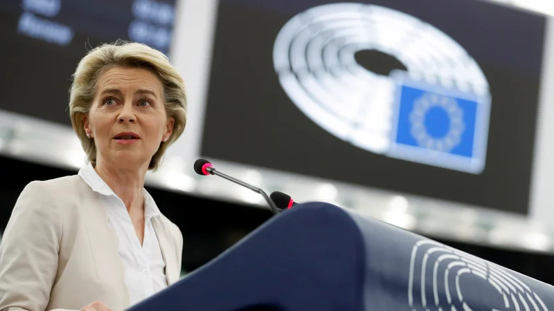 Fotografija: Predsednica evropske komisije Ursula von der Leyen poudarja, da imajo zadnjo besedo o pravu EU sodniki v Luxembourgu, FOTO: Jean-François Badias/Reuters