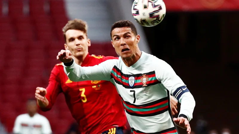 Diego Llorente (na fotografiji levo ob Cristianu Ronaldu) je tako kot Busquets igral na zadnji pripravljalni tekmi španske izbrane vrste proti Portugalski v Madridu. FOTO: Sergio Perez/Reuters