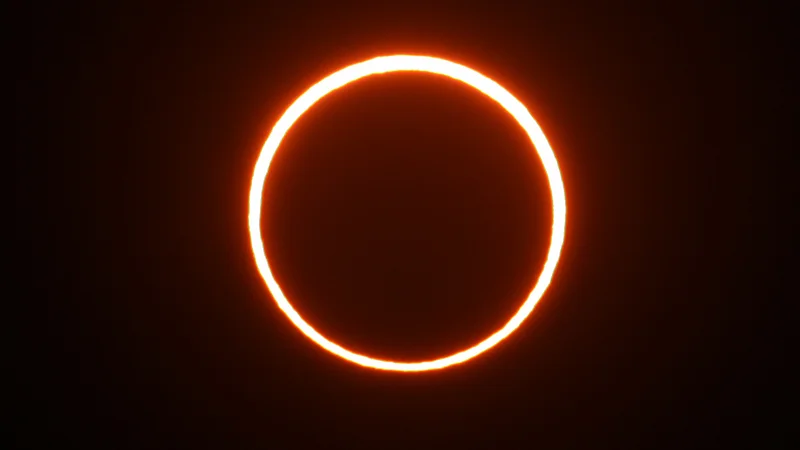 Kolobarjasti mrk nastane, ko sta Sonce in Luna v isti črti z Zemljo, vendar je Luna na videz manjša od Sonca. FOTO: Miguel Vidal/Reuters