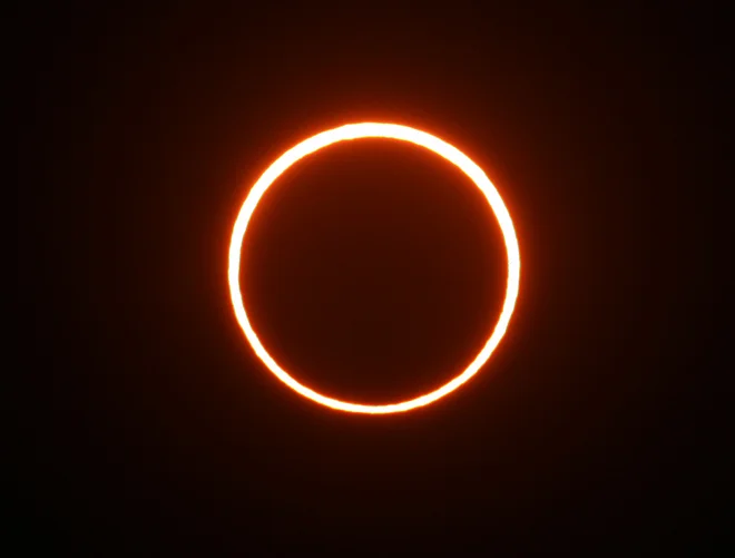 Kolobarjasti mrk nastane, ko sta Sonce in Luna v isti črti z Zemljo, vendar je Luna na videz manjša od Sonca. FOTO: Miguel Vidal/Reuters