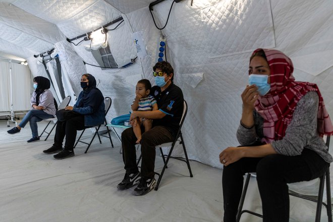 V Grčiji so begunce začeli cepiti šele prejšnji teden, na Poljskem pa jih v kampanjo cepljenja sploh niso vključili. FOTO: Alkis Konstantinidis/Reuters