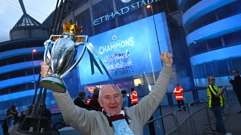Fotografija: Navijač Manchester Cityja proslavlja osvojitev državnega naslova v sezoni 2020/21. FOTO: Paul Ellis/AFP