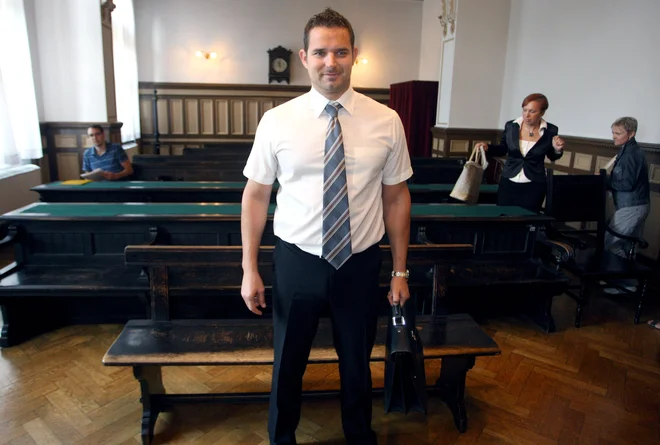 Ker že skoraj pol leta ne more do svoje žene in otroka v Bosni in Hercegovini, je <strong>Rok Snežič</strong> vložil dve kazenski ovadbi in sprožil postopek pred Evropskim sodiščem za človekove pravice.