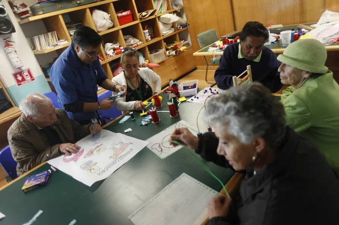 Alzheimerjeva bolezen povzroča več kot 60 odstotkov vseh primerov demenc. FOTO: Edgard Garrido/Reuters