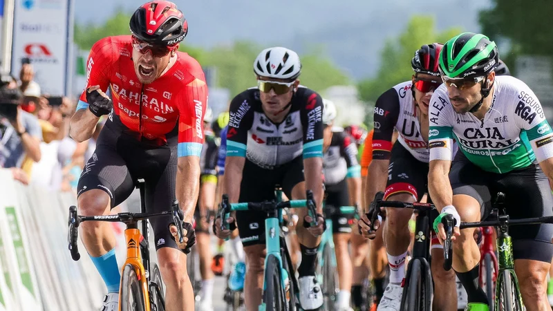 Fotografija: Phil Bauhaus (levo) je bil najmočnejši v 1. etapi dirke po Sloveniji v Rogaški Slatini. FOTO: Vid Ponikvar/Sportida