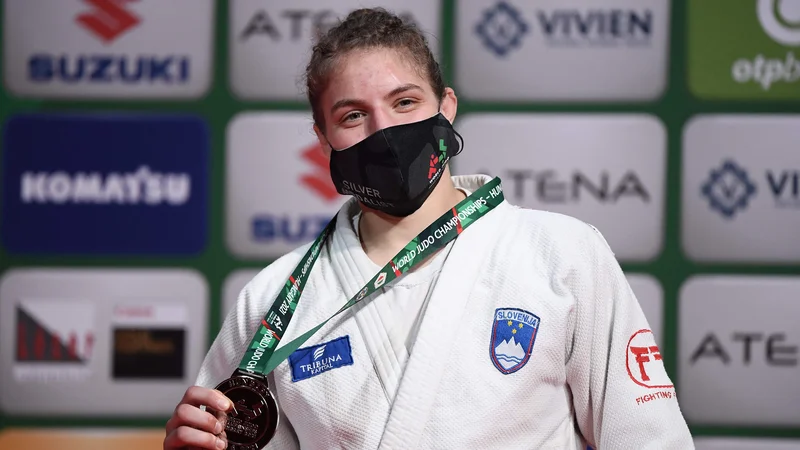 Andreja Leški je po slovesni razglasitvi ponosno pokazala svojo srebrno kolajno. FOTO: Attila Kisbenedek/AFP