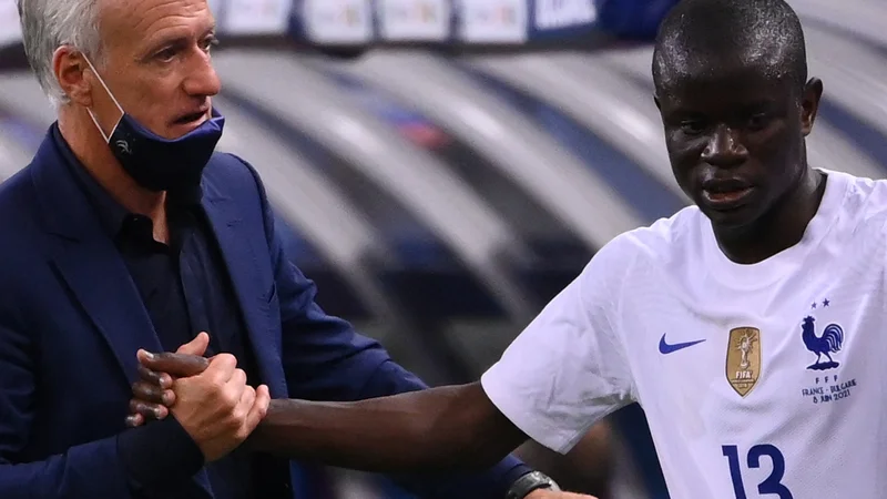 Fotografija: Francoski selektor Didier Deschamps (levo) ima na voljo izjemno zasedbo, v kateri je N'golo Kante eden od kandidatov za najboljšega nogometaša evropskega prvenstva. FOTO: Franck Fife/Afp