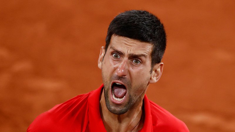 Fotografija: Novak Đoković po uvrstitvi v polfinale ni mogel več v sebi zadržati čustev. FOTO: Christian Hartmann/Reuters