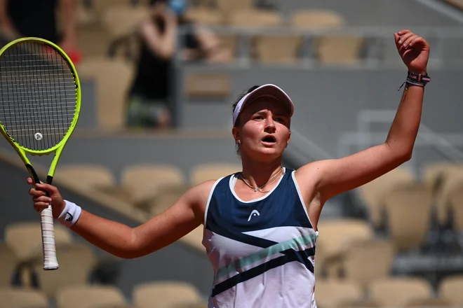 Barbora Krejčikova je po več kot 70-minutnem prvem nizu v nadaljevanju hitro razblinila sanje šele 17-letne tekmice Cori Gauff. FOTO: Anne-Christine Poujoulat/AFP