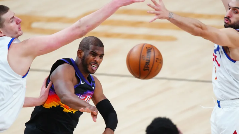 Fotografija: Chris Paul je drugo tekmo sklenil brez izgubljene žoge in s kar 15 podajami. FOTO: Mark J. Rebilas/Usa Today Sports