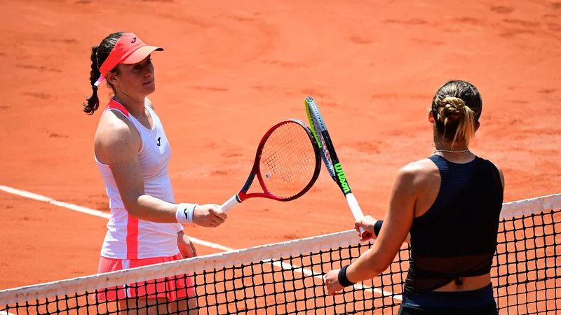 Fotografija: Winner Slovenia's Tamara Zidansek (L) congratulates Spain's Paula Badosa at the end of their women's singles quarter-final tennis match on Day 10 of The Roland Garros 2021 French Open tennis tournament in Paris on June 8, 2021. (Photo by MARTIN BUREAU / AFP) Foto Martin Bureau Afp