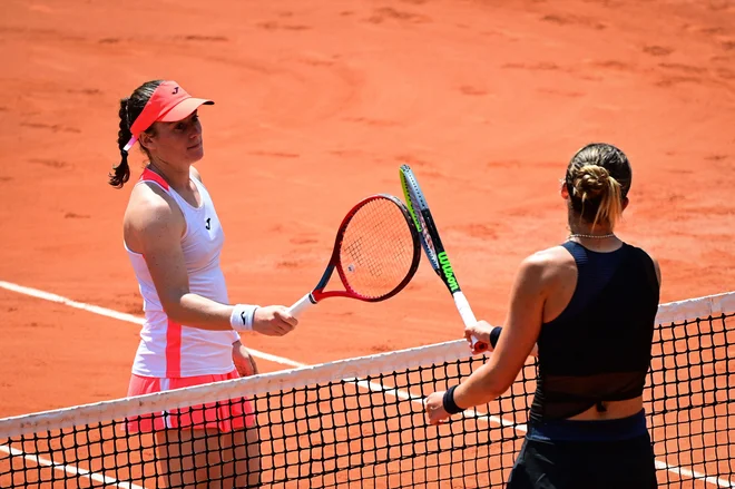 Winner Slovenia&#39;s Tamara Zidansek (L) congratulates Spain&#39;s Paula Badosa at the end of their women&#39;s singles quarter-final tennis match on Day 10 of The Roland Garros 2021 French Open tennis tournament in Paris on June 8, 2021. (Photo by MARTIN BUREAU / AFP) Foto Martin Bureau Afp