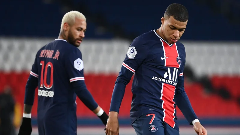 Fotografija: Neymar (na fotografiji levo) in Kylian Mbappe med tekmo z Bordeauxom v Parizu. FOTO: Franck Fife/AFP