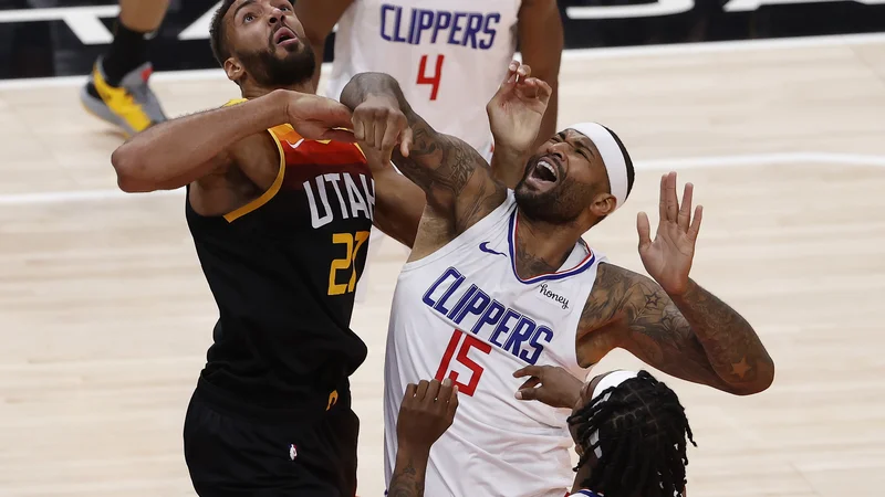 Fotografija: Rudy Gobert (na fotografiji levo) med dvobojem letošnje končnice z ekipo Los Angeles Clippers in njenim centrom DeMarcusom Cousinsom. FOTO: Jeffrey Swinger/Usa Today Sports