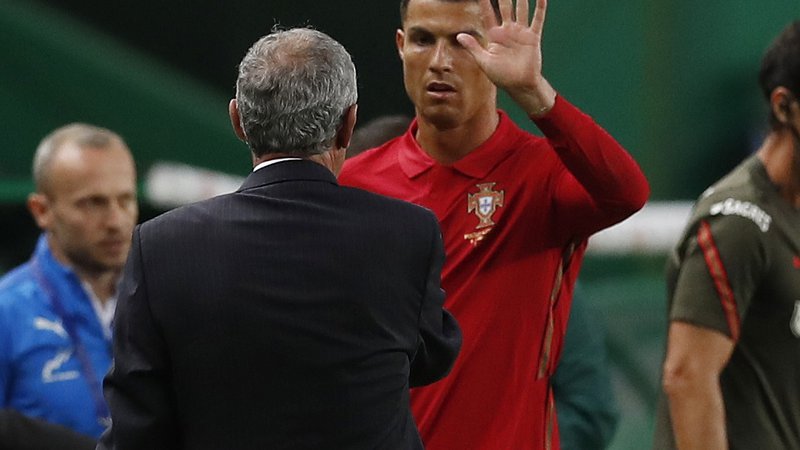 Fotografija: Cristiano Ronaldo je s strani selektorja Fernanda Santosa dobil nekaj počitka. Igral je do 71. minute, ko ga je zamenjal Goncalo Guedes. FOTO: Pedro Nunes/Reuters
